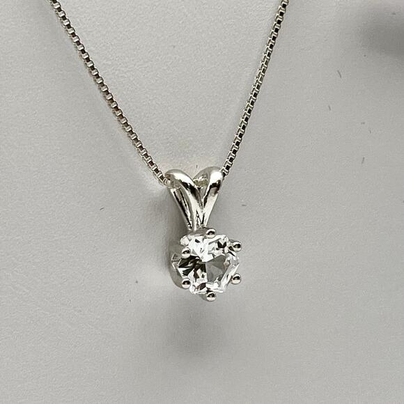 BEAUTIFUL 1ct Hexagon Cut White Sapphire Necklace in Sterling Silver - Picture 5 of 7